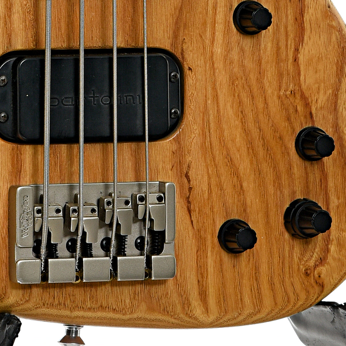 Bridge and controls of Washburn XB-920 4-String Electric Bass