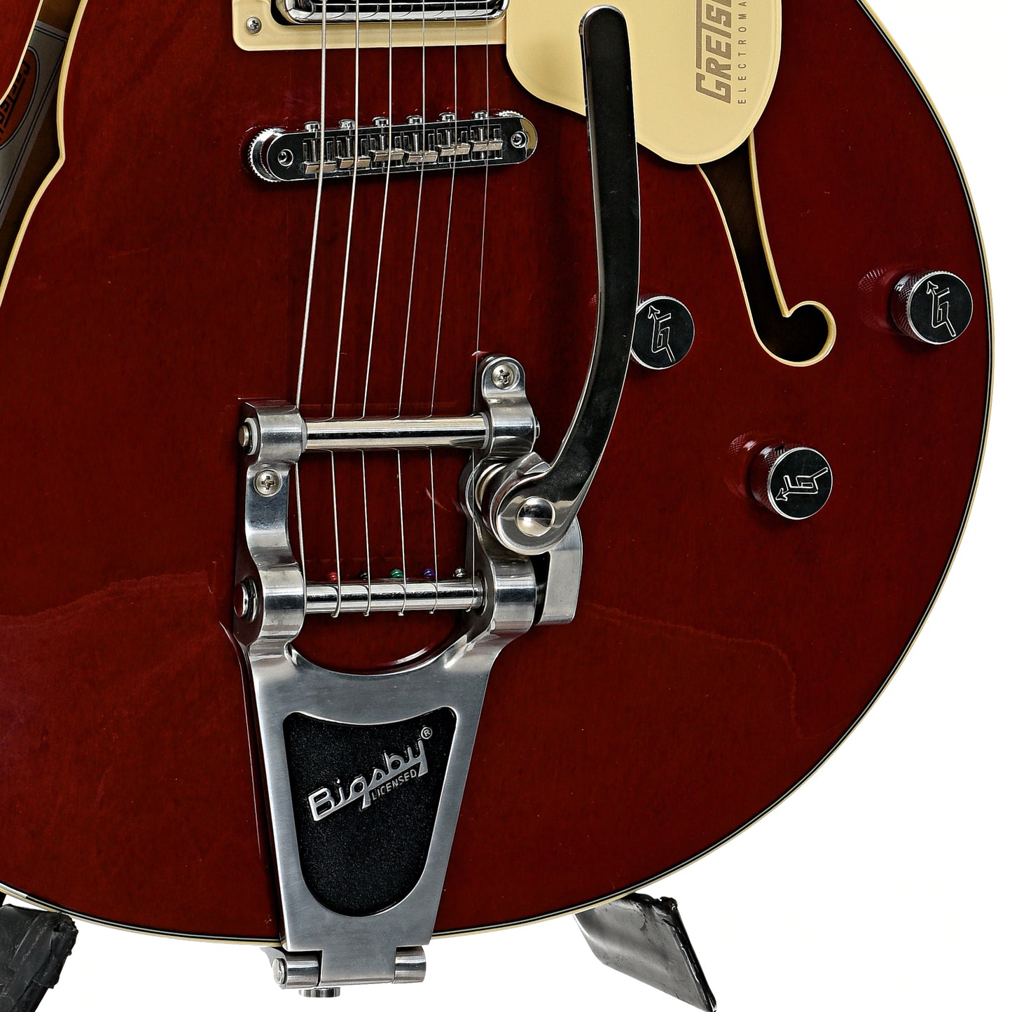 Bigsby tremolo, bridge and controls of Gretsch G5622T