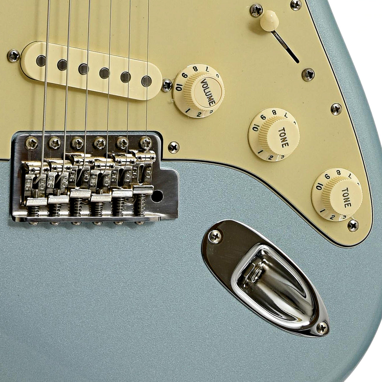 Bridge and controls of Fender Deluxe American Vintage Player '62 ReIssue Stratocaster