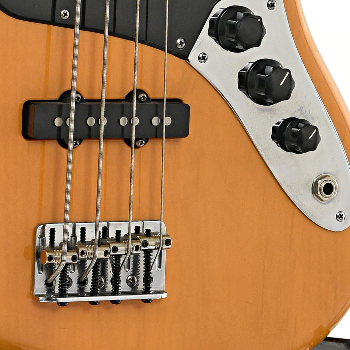 Bridge and controls  of Fender American Series Jazz Bass (2004)