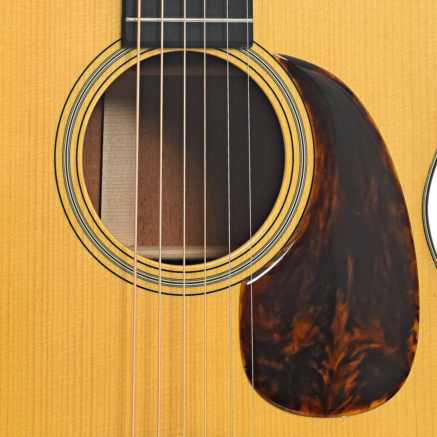 Sound hole of Martin 000-18V Custom