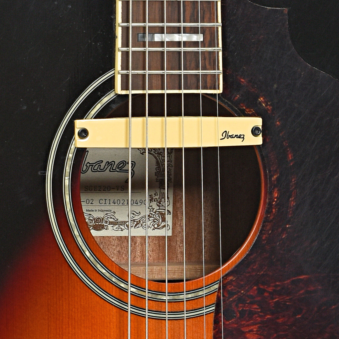 Sound hole of Ibanez SGE-220-VS Acoustic Guitar