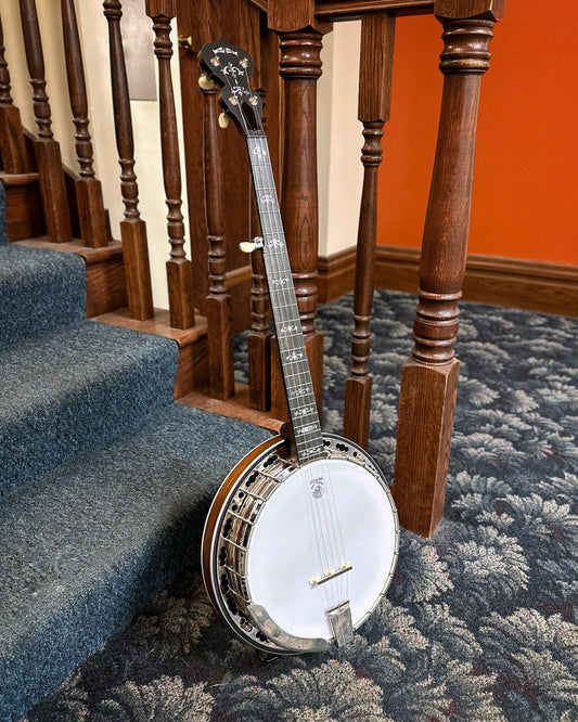 Showroom photo of Front and Side of Deering Sierra Maple Banjo