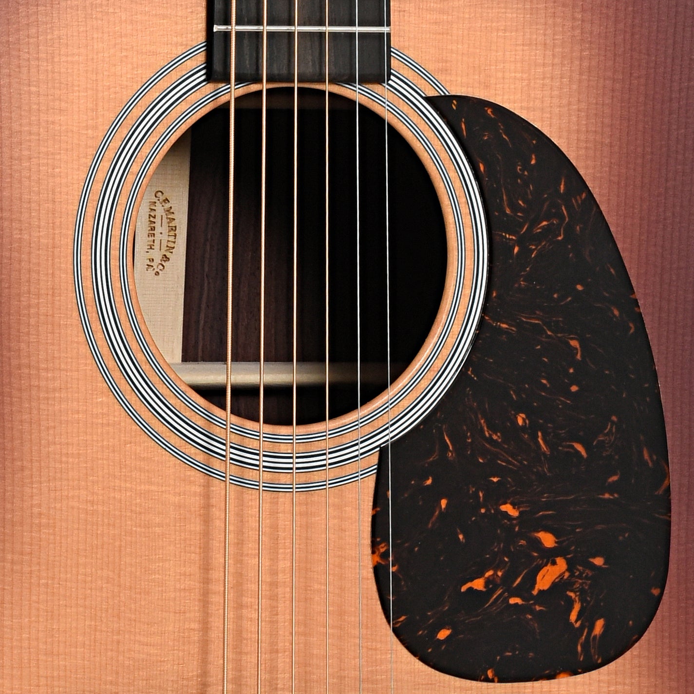 Sound hole of Martin D-28 Satin, Amberburst